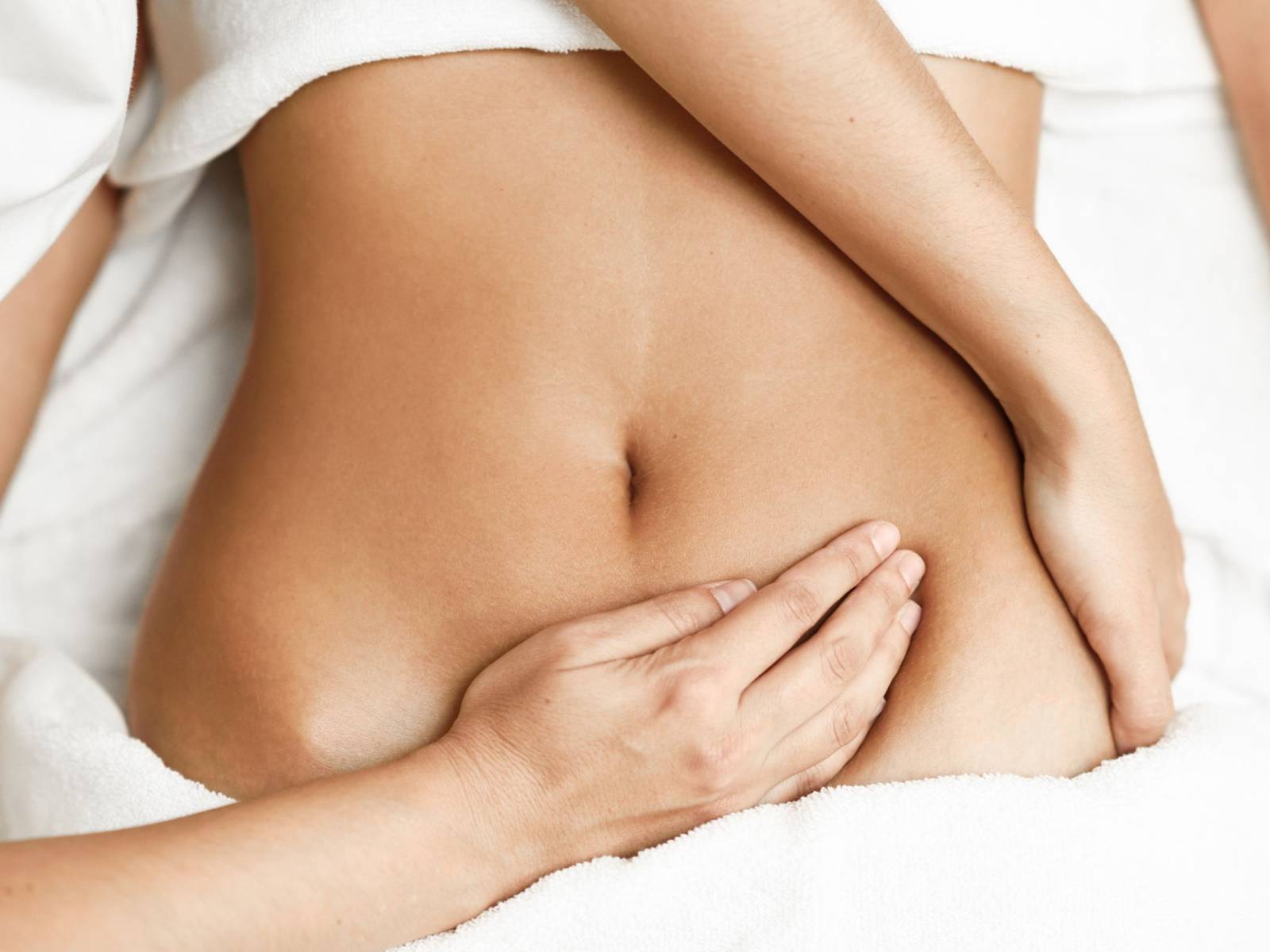 Massage aux pierres chaudes relaxant pour apaiser les tensions et revitaliser le corps en institut professionnel proche de Bordeaux rive droite en Gironde