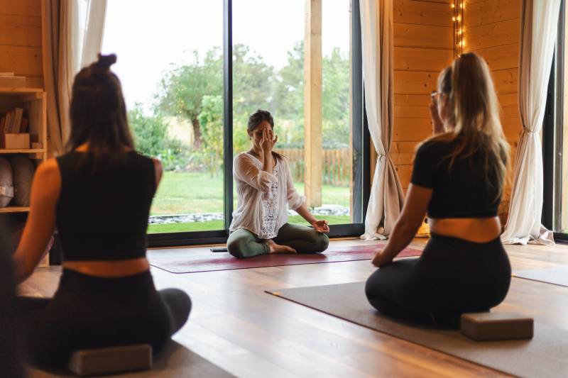 Cours de Hatha Yoga près de Libourne combinant respiration, postures et relaxation pour retrouver énergie et paix intérieure durablement.