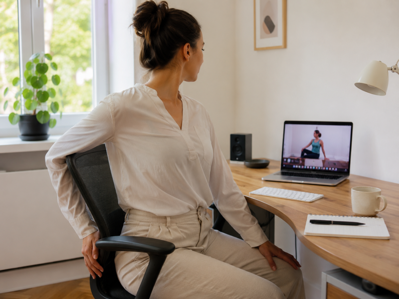 Yoga sur chaise en entreprise : une pause simple pour prévenir les tensions liées au post de travail.