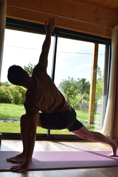 Quels sont les bienfaits d’un yoga holistique pratiqué au studio Chandrananda près de Saint-André-de-Cubzac ?