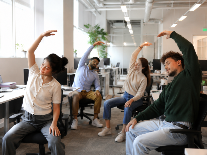Développez la QVT en entreprise grâce au yoga sur chaise en visioconférence pour prévenir les TMS