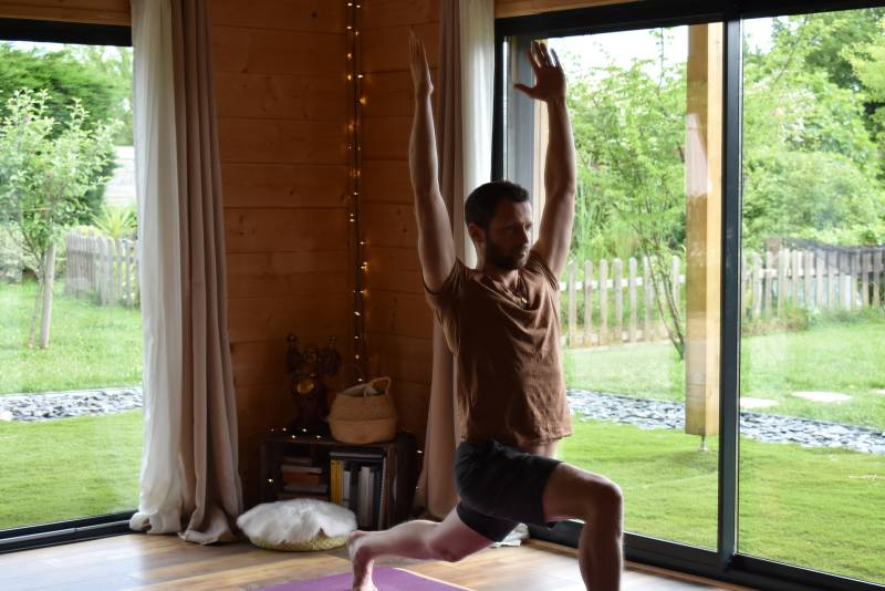 Débuter une routine bien-être grâce à des séances de yoga guidées par des professeurs expérimentés à deux pas de Saint André de Cubzac