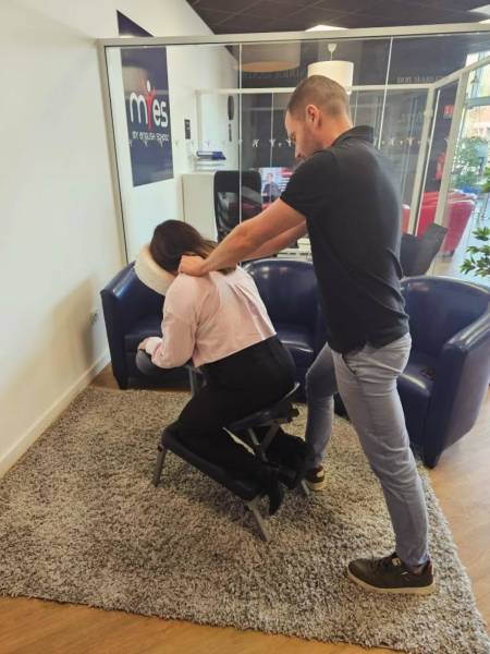Tarif massage assis en entreprise à Bordeaux pour une journée bien-être salariés