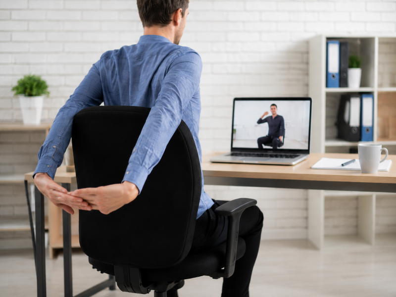 Yoga sur chaise et télétravail : une solution simple pour réduire les tensions liées au travail sur écran