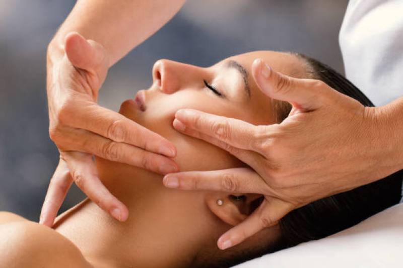 Massage du visage à l’Espace Samananda pour relâcher la charge mentale à Saint-André-de-Cubzac
