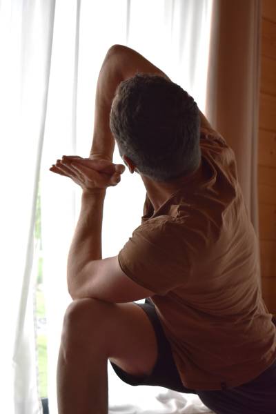 Pratiquer le yoga Hatha dans un cadre naturel entre Bordeaux et Libourne pour retrouver alignement, stabilité et ancrage