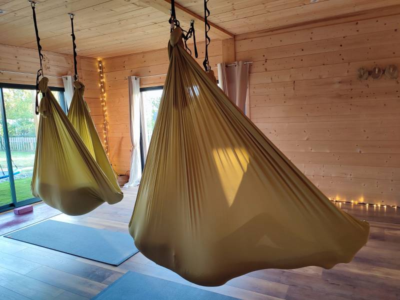 Quel type de cours de Fly Yoga choisir pour débuter en douceur dans la région de Saint-André-de-Cubzac ?