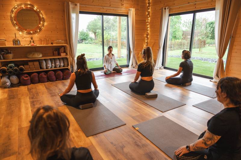 Yoga et posture au studio Chandrananda pour les personnes qui travaillent assises
