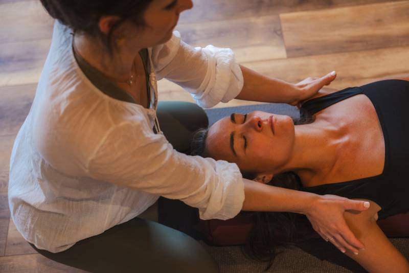Cours de Yin Yoga  à coté de Libourne et Saint André de Cubzac pour vous offrir un moment où le temps est suspendu au studio Chandrananda