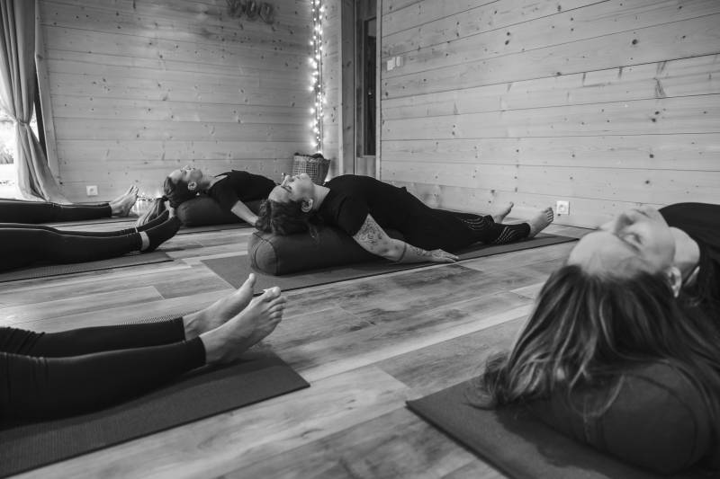 Cours de Yin Yoga  à coté de Libourne et Saint André de Cubzac pour apaiser l'esprit et le corps au studio Chandrananda