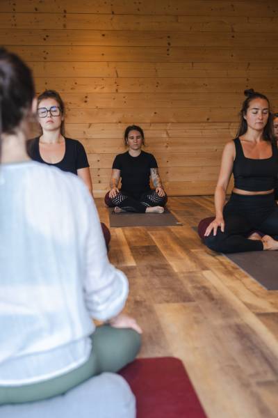 Cours de yoga débutant à l’Espace Samananda pour les personnes qui se sentent raides