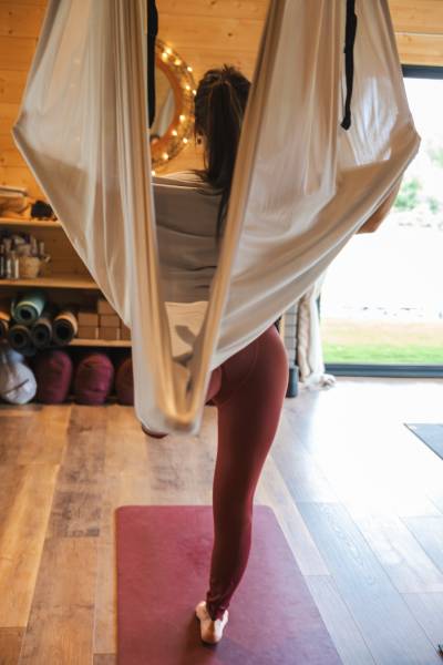 Découvrez les bienfaits du Fly Yoga pour réconcilier souplesse, force et lâcher-prise au studio Chandrananda à 30 minutes de Bordeaux