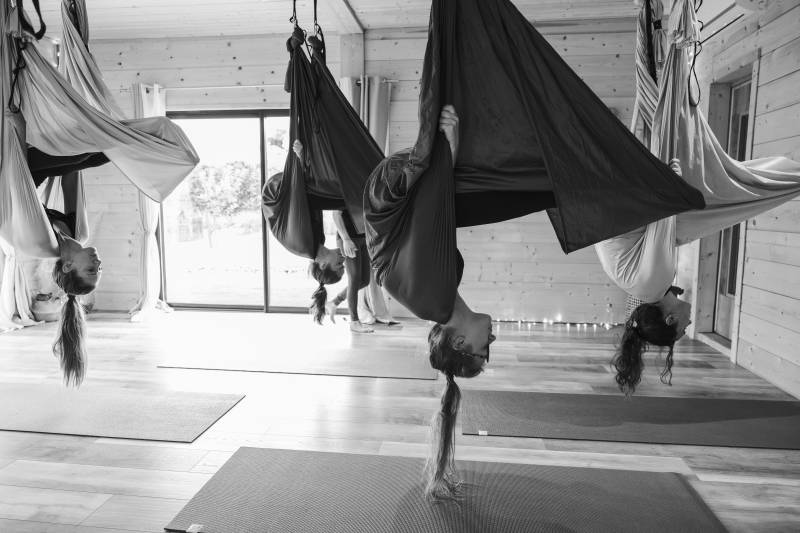 Testez une pratique originale et revitalisante avec nos séances de Fly Yoga accessibles à tous près de Bordeaux