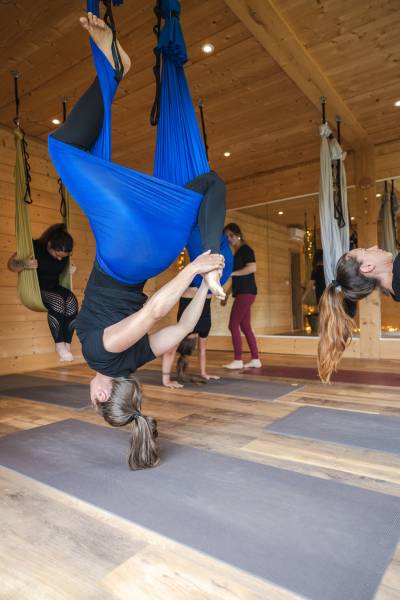 Explorez le pouvoir du Fly Yoga pour libérer vos tensions et renforcer votre ancrage près de Libourne et Bordeaux