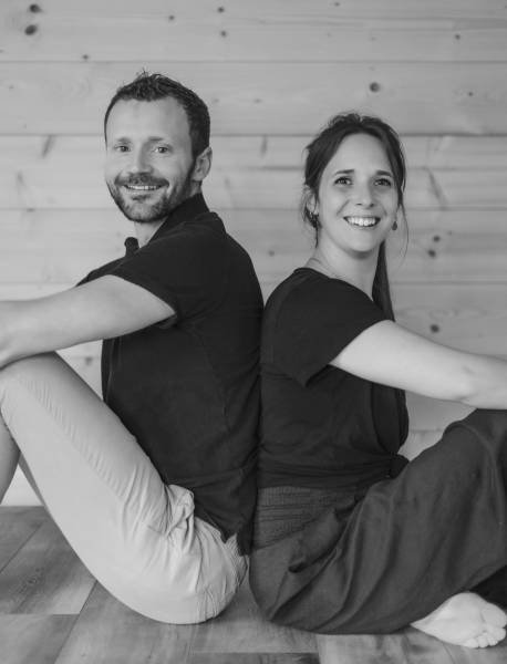 Alexandre et Anais vous accompagnent pour avancer ensemble sur le chemin du Yoga au studio Chandrananda