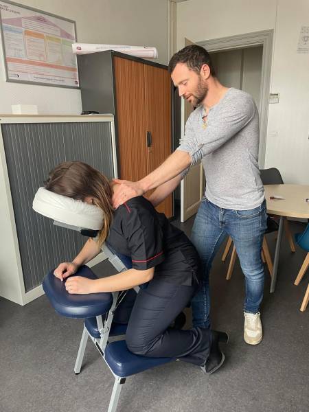Protocole 15–25 min sur chaise ergonomique — Formation massage assis, Espace Samananda (Bordeaux Rive Droite)