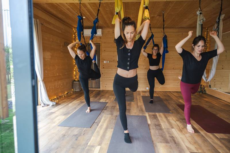 Explorer le yoga aérien à Libourne dans un studio chaleureux pour renforcer le corps et libérer les blocages émotionnels