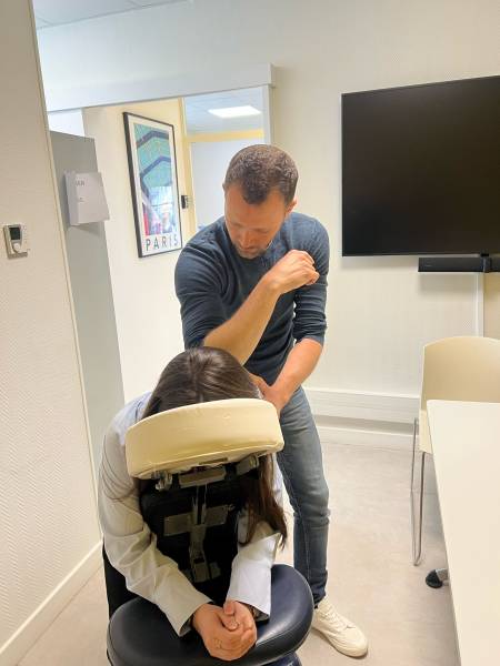 Massage assis en entreprise 15–20 min : booster la concentration — Espace Samananda