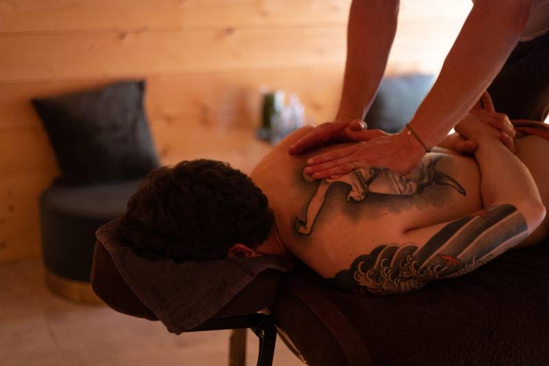 Expérience de massage bien-être à Bordeaux basée sur des techniques naturelles efficaces et enveloppantes