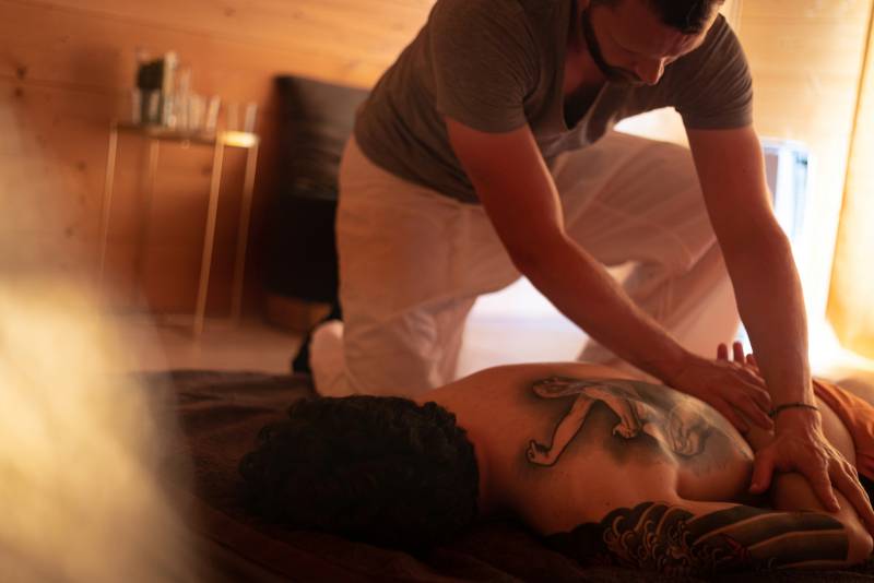 Tensions posturales et récupération douce — Ayurvedic Yoga Massage 1h30, Espace Samananda, Bordeaux Rive Droite