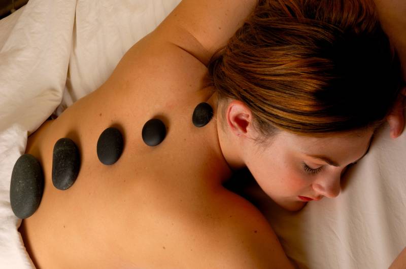 Où recevoir un massage aux pierres chaudes profondément relaxant et rééquilibrant près de Libourne avec un praticien expérimenté