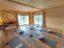 Explorez un yoga traditionnel et accessible pour vous recentrer au Studio Chandrananda près de Bordeaux, Libourne et Saint André de Cubzac